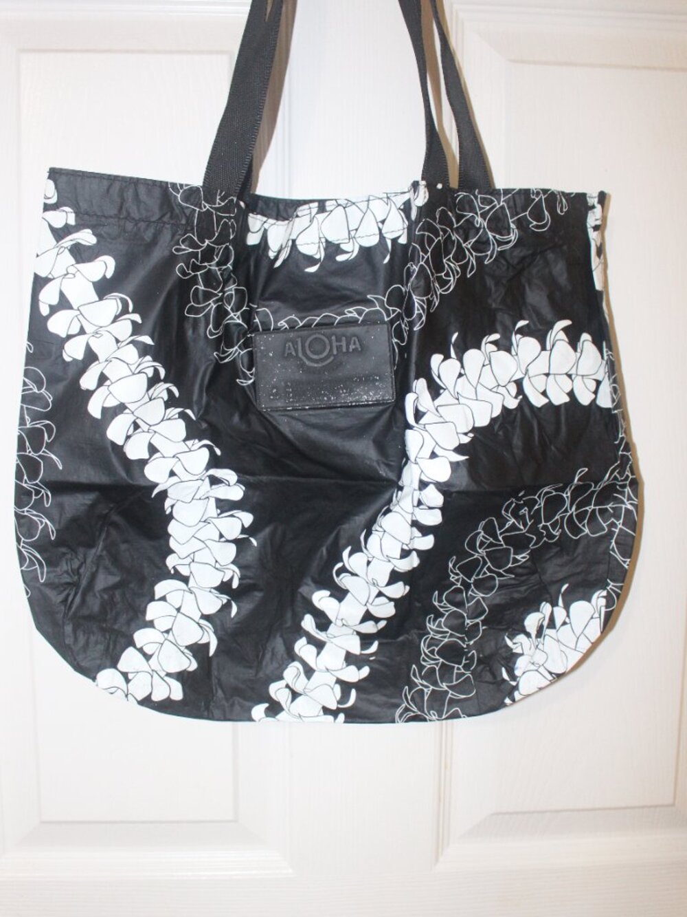 ALOHA Collection Black & White Floral Lei Zip Tote Beach Bag BBB